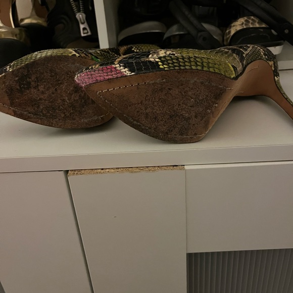 Snakeskin print pointy toe pumps by Alice & Olivia size 36.5 - Picture 3 of 4